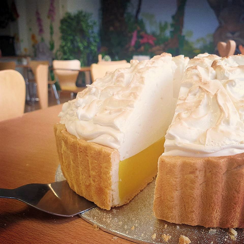 Photo d'une tarte au citron meringuée prise par Rabbit Vegan Cafe.