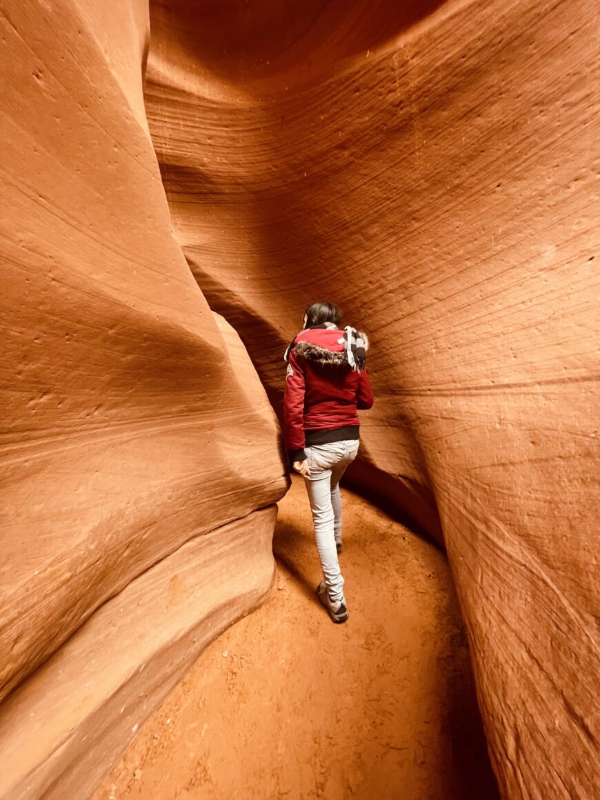 Femme qui marche dans Lower Antelope Canyon - Page en Arizona